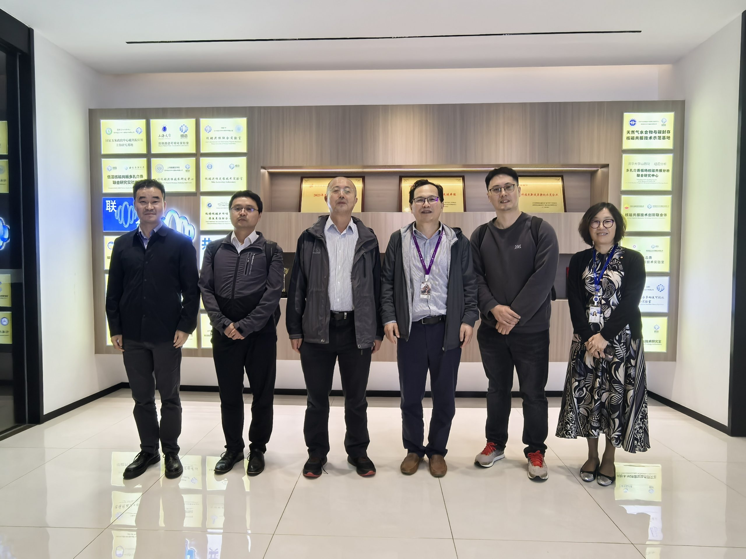 中国石油长城钻探卢毓周高级专家一行到访星空手机入口考察指导！